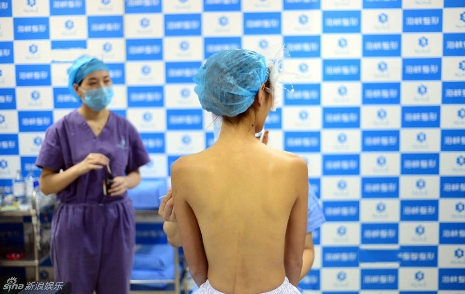 Nguoi mau Trung Quoc truc tiep phau thuat nguc anh 3