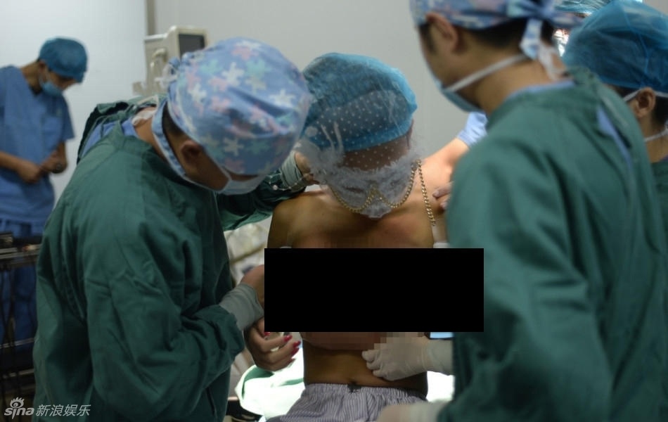 Nguoi mau Trung Quoc truc tiep phau thuat nguc anh 4