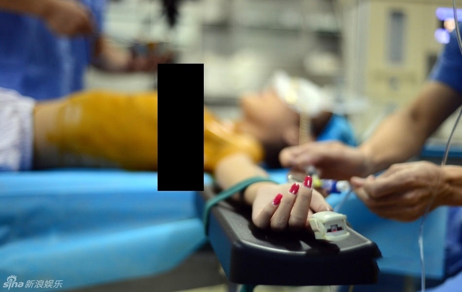 Nguoi mau Trung Quoc truc tiep phau thuat nguc anh 5