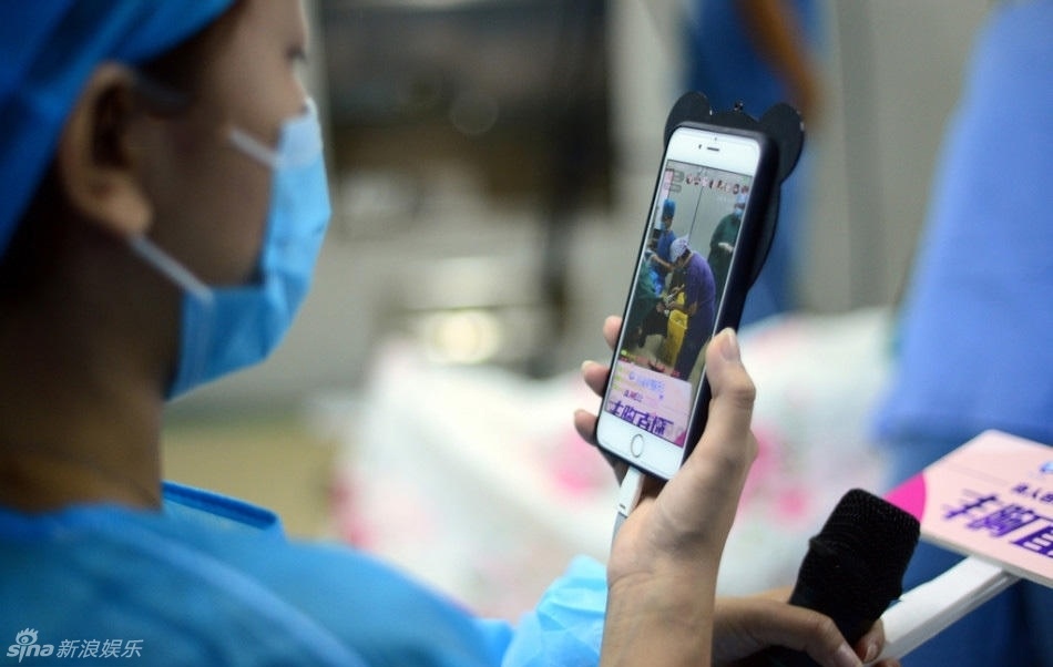 Nguoi mau Trung Quoc truc tiep phau thuat nguc anh 7