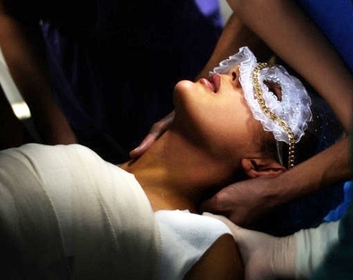 Nguoi mau 21 tuoi Trung Quoc phat truc tiep canh nang nguc hinh anh