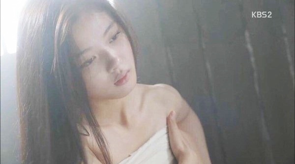 Sao nu 17 tuoi bi phat vi canh ho trong 'May hoa anh trang' hinh anh