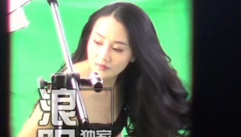 Angelababy gay tranh cai khi quay quang cao cung co dong the hinh anh