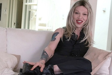 Nam ca si nguoi Anh dot tu sau 300 lan phau thuat tham my hinh anh