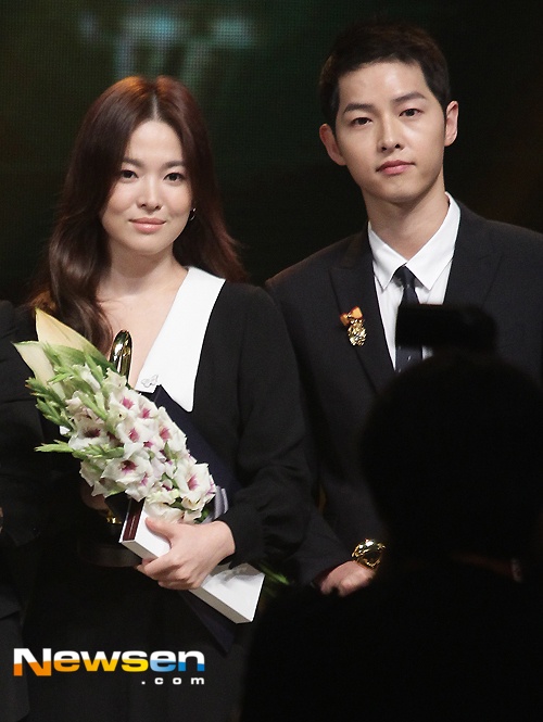 Song Joong Ki va Song Hye Kyo cung nhan giai anh 3