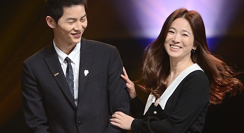 Song Hye Kyo, Song Joong Ki tinh cam tren san khau trao giai hinh anh