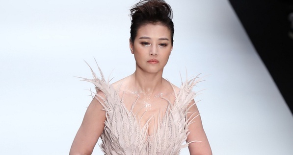 Sao 'Y thien do long ky' catwalk o tuoi 50 hinh anh