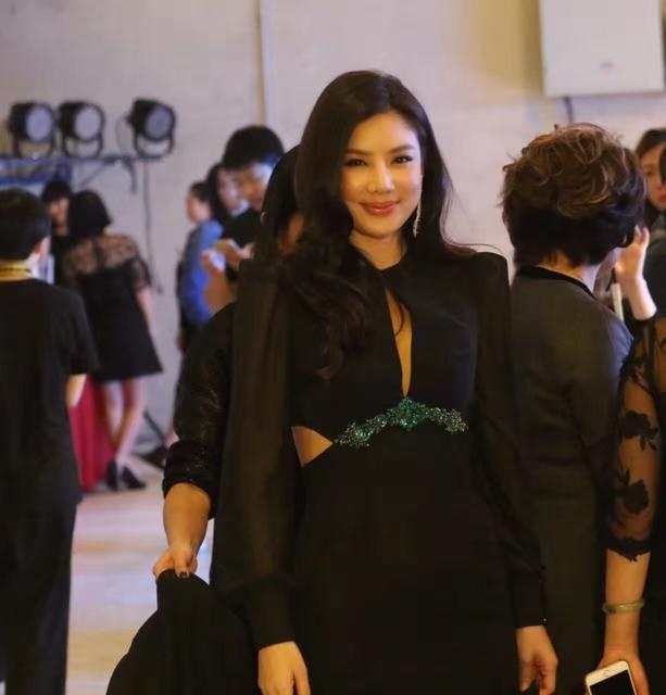 Lạc Cơ Nhi vấp ngã khi trình diễn ảnh 8 Lac Co Nhi vap nga khi trinh dien anh 8