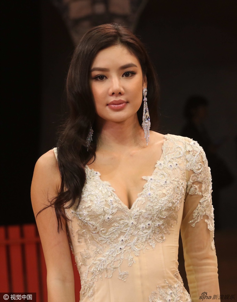 Lạc Cơ Nhi vấp ngã khi trình diễn ảnh 7 Lac Co Nhi vap nga khi trinh dien anh 7