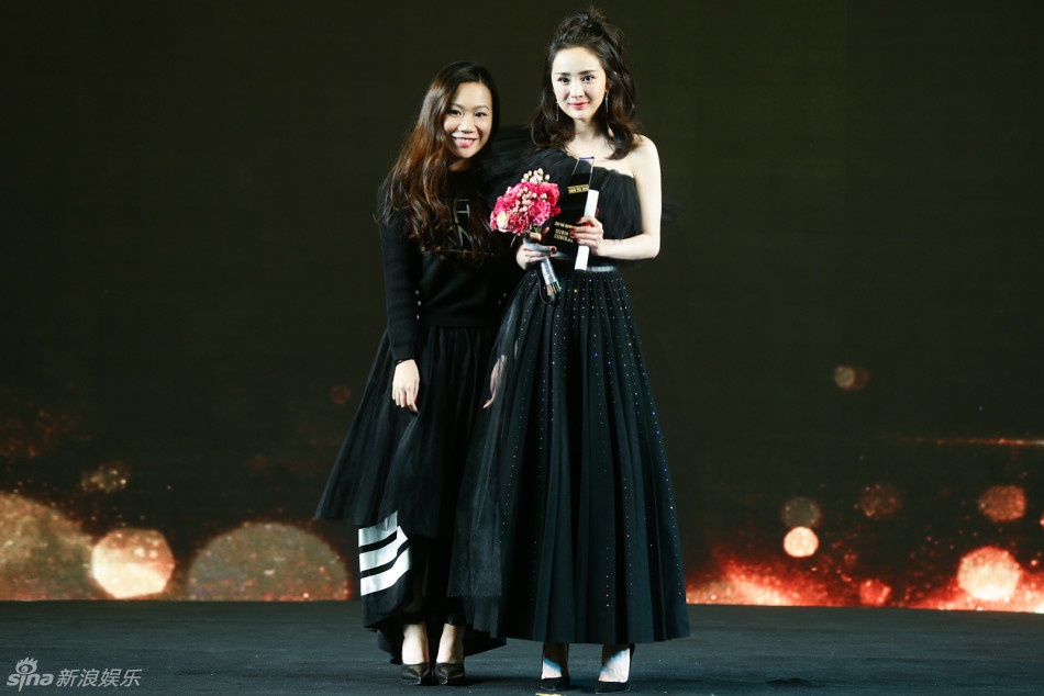 Dương Mịch nhận giải sau tin đồn ly hôn ảnh 2 Duong Mich nhan giai sau tin don ly hon anh 2