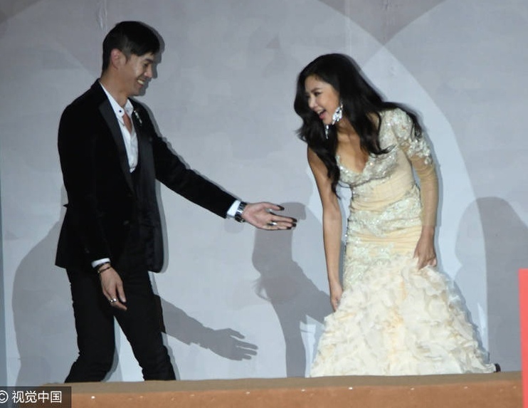 Lạc Cơ Nhi vấp ngã khi trình diễn ảnh 4 Lac Co Nhi vap nga khi trinh dien anh 4