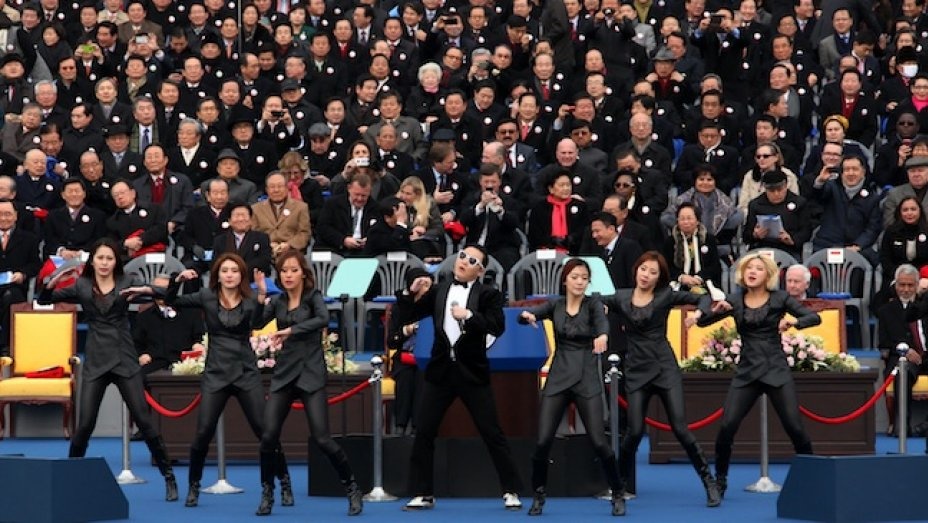 Quan he ngam giua Psy va tong thong anh 1