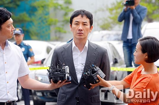 Uhm Tae Woong gạ gẫm mại dâm ảnh 1 Uhm Tae Woong ga gam mai dam anh 1