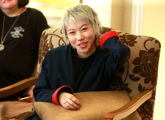 Con gai Vuong Phi yeu sach nhu diva du moi di hat hinh anh