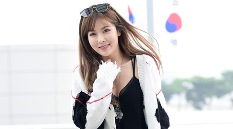 Kieu nu Han dien do khoe chan thon ngay chom lanh hinh anh