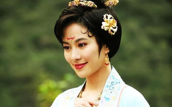 Sao nu 'Duong Quy Phi' bi to quyt tien giua pho hinh anh