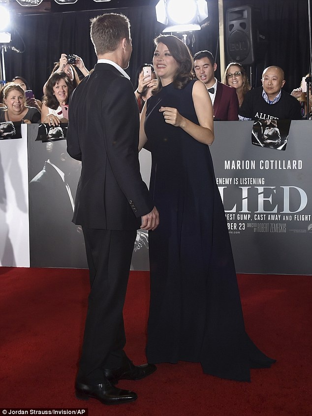 Brad Pitt bên người mới trên thảm đỏ ảnh 3 Brad Pitt ben nguoi moi tren tham do anh 3