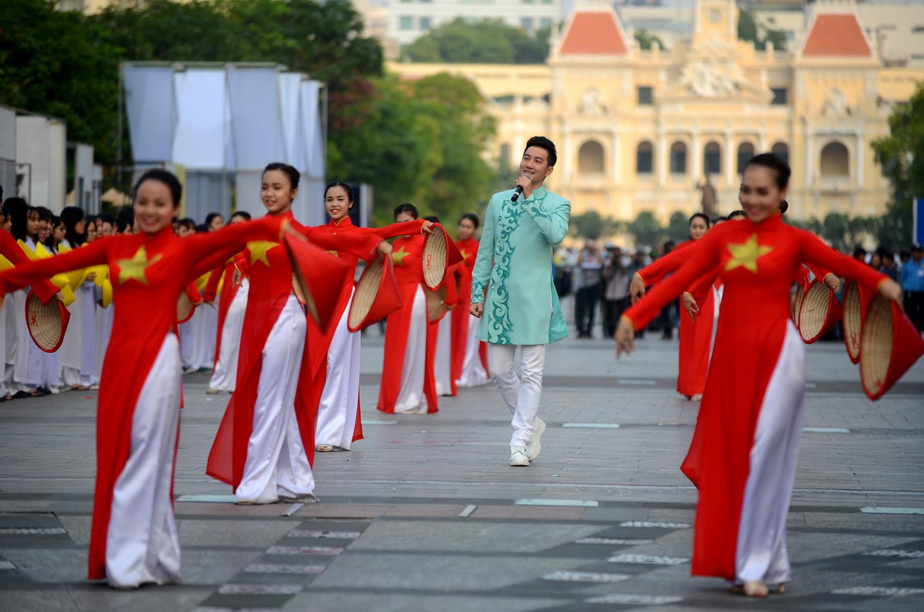 1.000 nu sinh mac ao dai xep hinh ban do anh 4