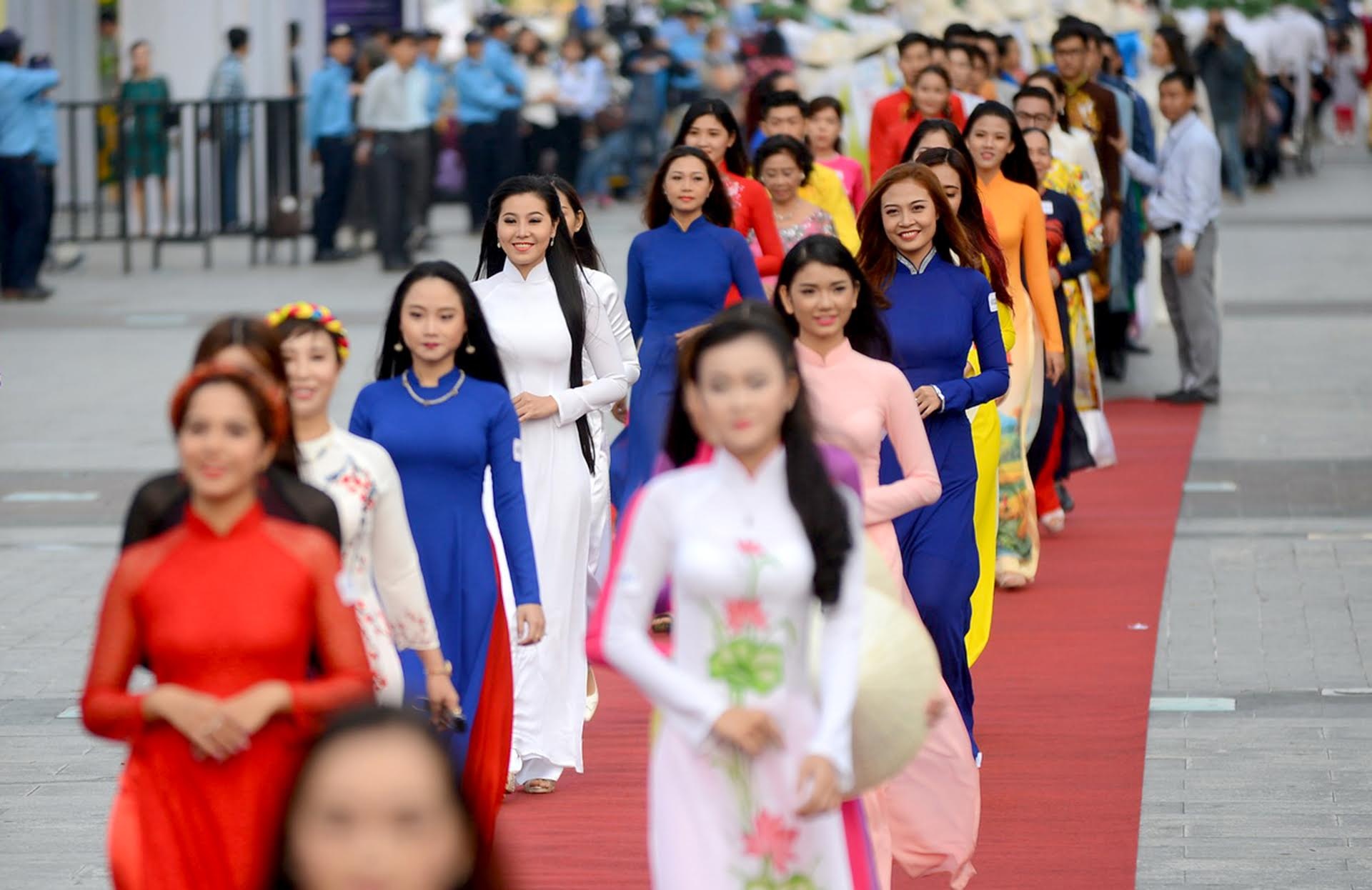 1.000 nu sinh mac ao dai xep hinh ban do anh 10