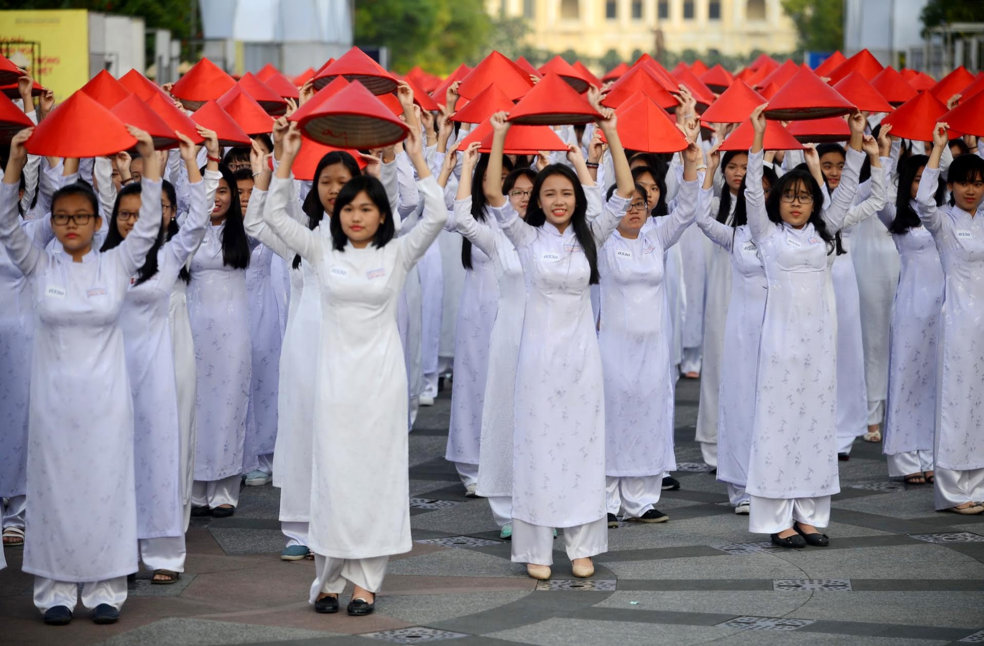 1.000 nu sinh mac ao dai xep hinh ban do anh 9