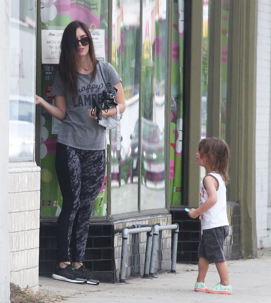 Megan Fox gian di dao pho anh 7