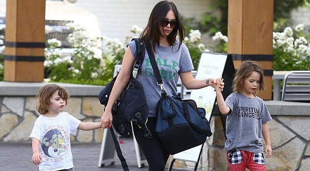 My nhan goi cam Megan Fox xue xoa khi xuong pho cung cac con hinh anh