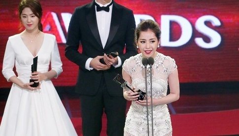 Chi Pu noi tieng Anh troi chay khi nhan giai o Han Quoc hinh anh