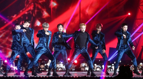 EXO, BTS thong tri le trao giai trong dem bieu tinh o Han hinh anh