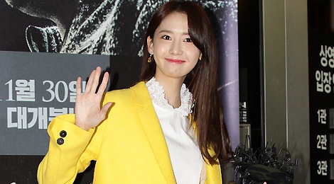 Yoona (SNSD) thay doi trang phuc khi du su kien hinh anh