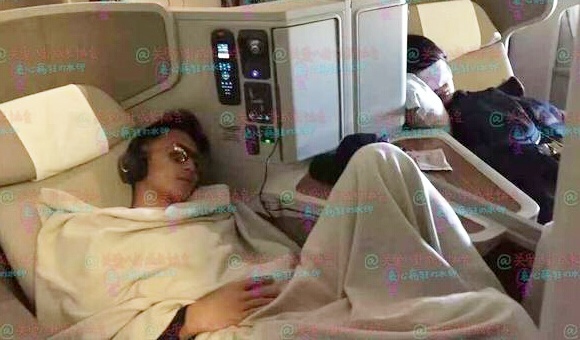 Vuong Phi, Ta Dinh Phong du lich nuoc ngoai giua tin ran nut hinh anh