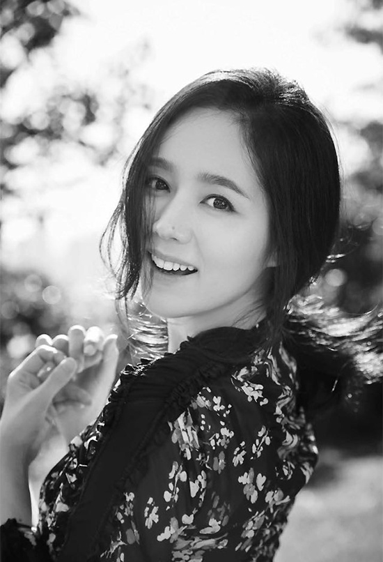 &lsquo;Bup be xu Han&rsquo; Han Ga In tren tap chi thang 12 anh 2