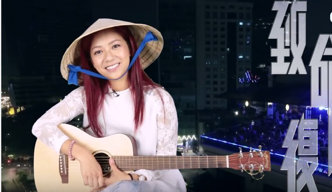Ca si TVB doi non la, mac ao dai, hat tieng Viet hinh anh