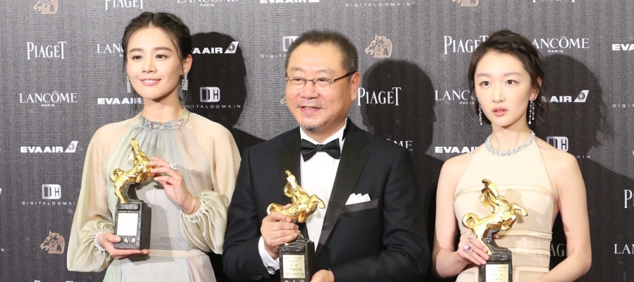 2 anh hau ngo ngang, dao dien giat minh khi nhan giai Kim Ma hinh anh