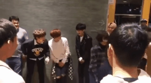 Nhóm nhạc thần tượng Hàn bị sàm sỡ trong show ảnh 2 Nhom nhac than tuong Han bi sam so trong show anh 2