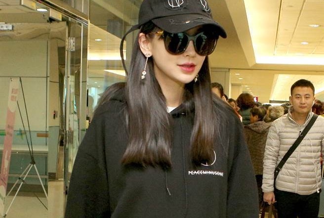 Angelababy giau bung bau 6 thang khi di ben chong hinh anh