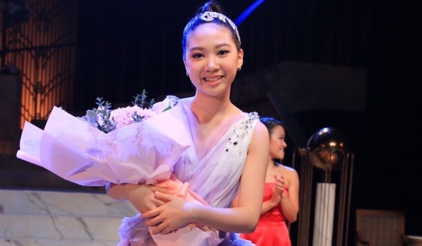 Con gai 12 tuoi cua Chan Tu Dan duoc khen xinh nhu hoa hau hinh anh