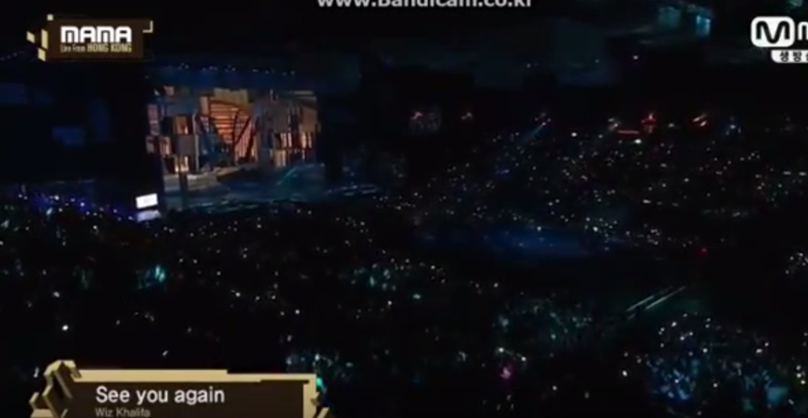 Wiz Khalifa mot minh hat See You Again tren san khau MAMA 2016 hinh anh