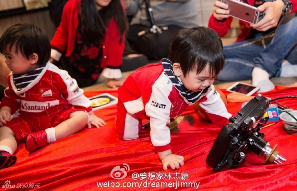 Lam Chi Dinh khoe cap sinh doi anh 2