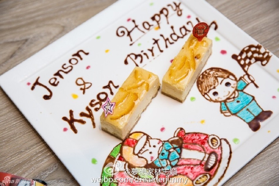 Lam Chi Dinh khoe cap sinh doi anh 7