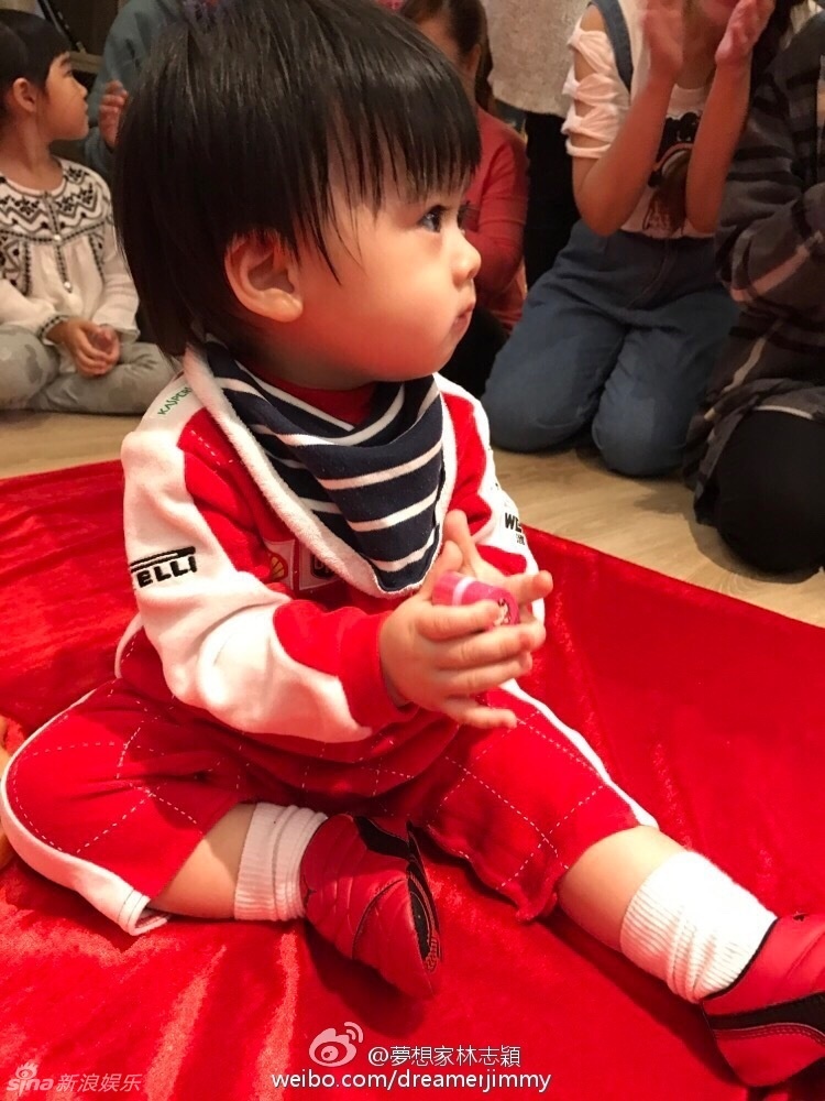 Lam Chi Dinh khoe cap sinh doi anh 6