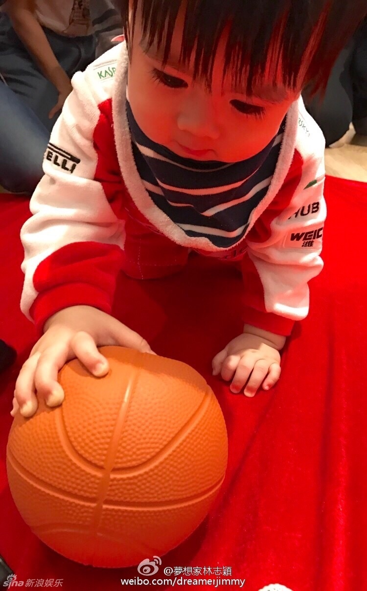 Lam Chi Dinh khoe cap sinh doi anh 4