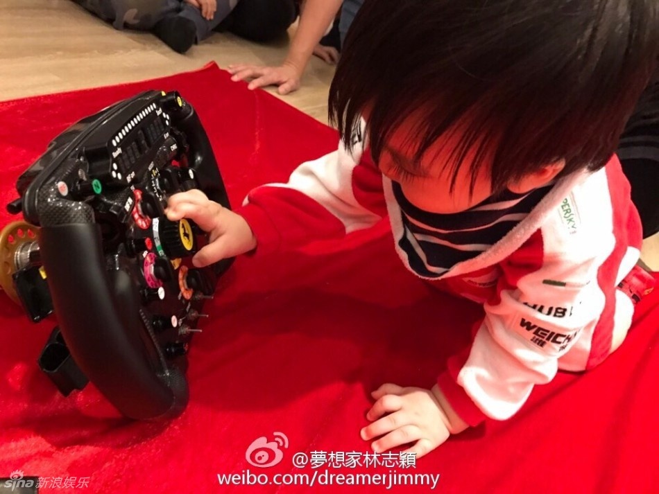 Lam Chi Dinh khoe cap sinh doi anh 3