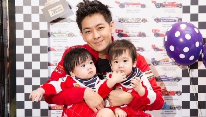 Lam Chi Dinh khoe cap sinh doi vua tron 1 tuoi hinh anh