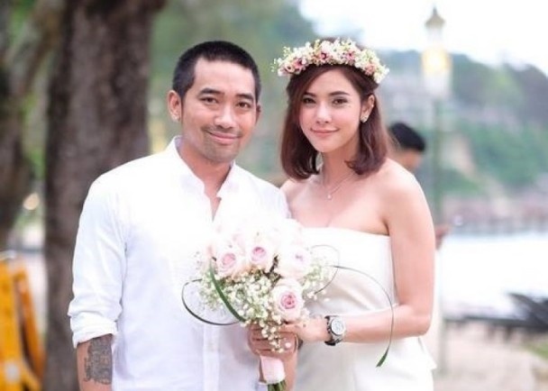 Sao nu va ban trai danh con thieu tuong gap nhieu rac roi hinh anh