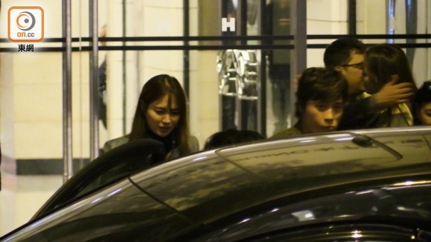 Lee Byung Hun thân mật gái lạ dù có vợ đi cùng ảnh 2 Lee Byung Hun than mat gai la du co vo di cung anh 2