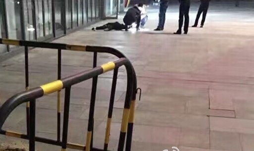 Nguoi vo nhay lau tu sat,  chong cuu bo nguoi mau anh 1