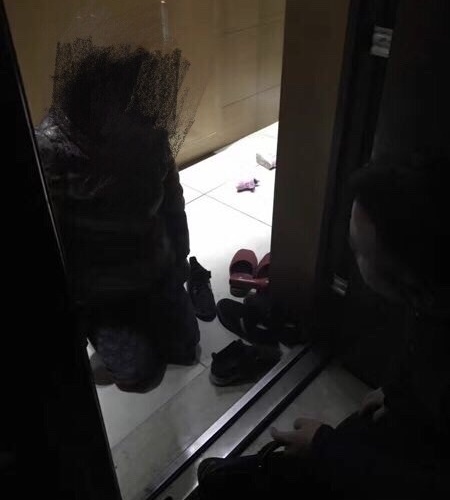 Nguoi vo nhay lau tu sat,  chong cuu bo nguoi mau anh 2