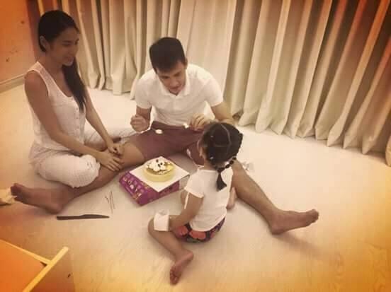 Công Vinh đón sinh nhật bên Thủy Tiên và con gái ảnh 2 Cong Vinh don sinh nhat ben Thuy Tien va con gai anh 2