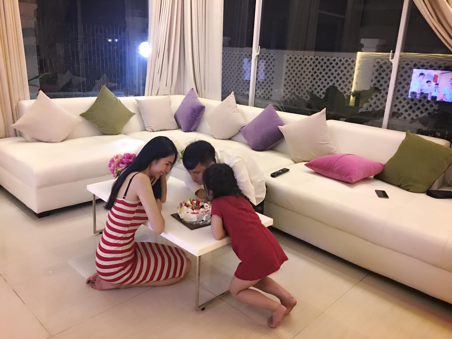 Công Vinh đón sinh nhật bên Thủy Tiên và con gái ảnh 1 Cong Vinh don sinh nhat ben Thuy Tien va con gai anh 1