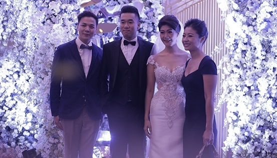 Ban gai cu cuoi chong, Truong The Vinh di nhau voi ban be hinh anh